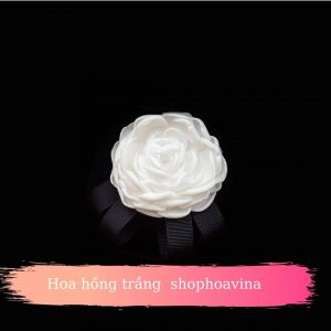 Màu trắng của hoa hồng được xem là màu sắc của những linh hồn thuẩn khiết, vô tội rất phù hợp để gửi tới các đám tang. Tuy nhiên, hoa hồng trắng không chỉ được lựa chọn bởi màu sắc, mà còn vì ý nghĩa sâu sắc của loài hoa này.